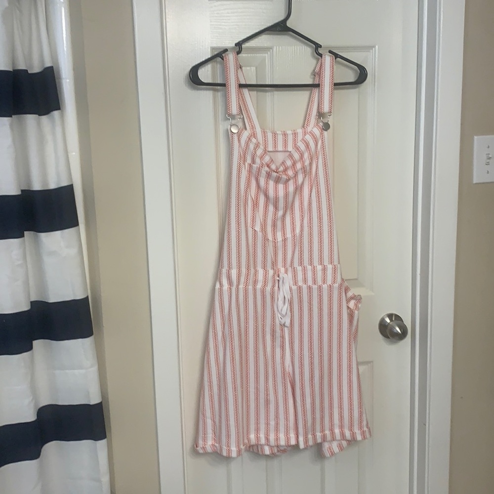 Plus size patterned short overalls. Size 26/28, new with tags!
